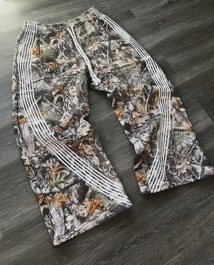 Taktische Jogginghose mit Y2K-Stickerei im Camouflage-Muster