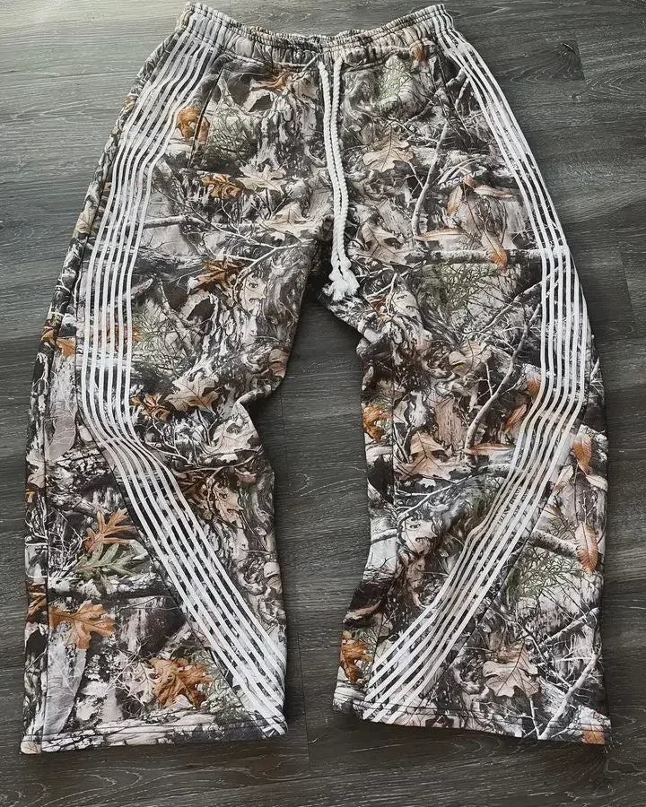 Taktische Jogginghose mit Y2K-Stickerei im Camouflage-Muster