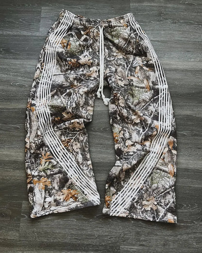 Taktische Jogginghose mit Y2K-Stickerei im Camouflage-Muster