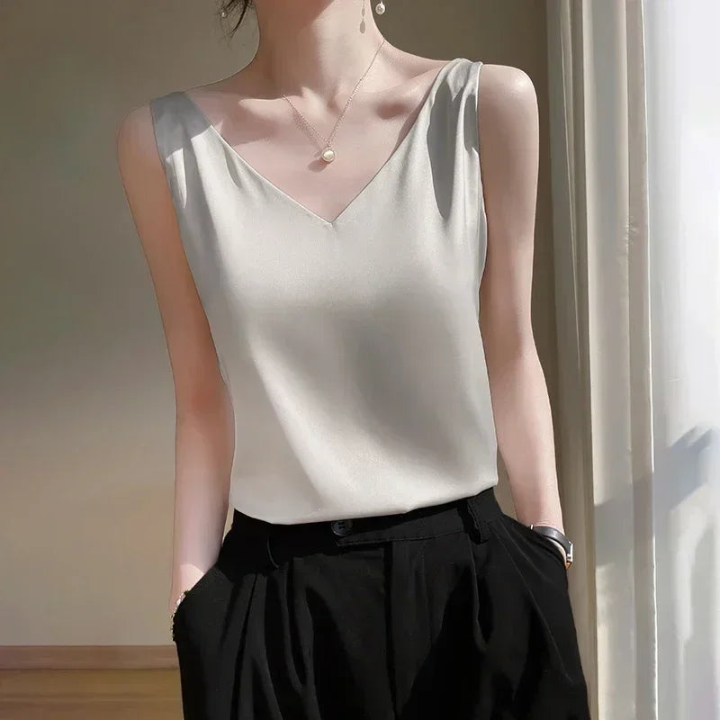 Neckholder-Top aus Satin-Seide mit V-Ausschnitt und Camisole-Trägern