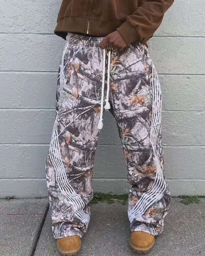 Taktische Jogginghose mit Y2K-Stickerei im Camouflage-Muster